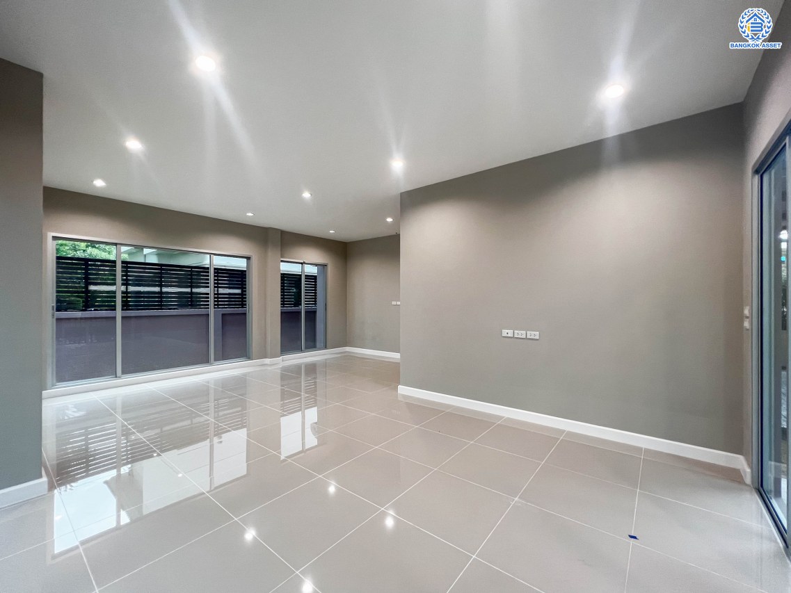 บ้านมือสองตกแต่งใหม่ โครงการ ไลฟ์บางกอกบูเลอวาร์ด ราชพฤกษ์-จรัญ เนื้อที่ 50.8 ตร.ว. ดีไซน์ตอบทุกไลฟ์สไตล์ ฟังก์ชัน 3 ห้องนอน 3 ห้องน้ำ 1 ห้องอเนกประสงค์ จอดรถได้ 2 คัน บนทำเลเชื่อมต่อทุกเส้นทาง ใกล้รถไฟฟ้าสายสีน้ำเงิน "สถานีบางหว้า" และจุดขึ้นทางด่วน "กาญจนาภิเษก"